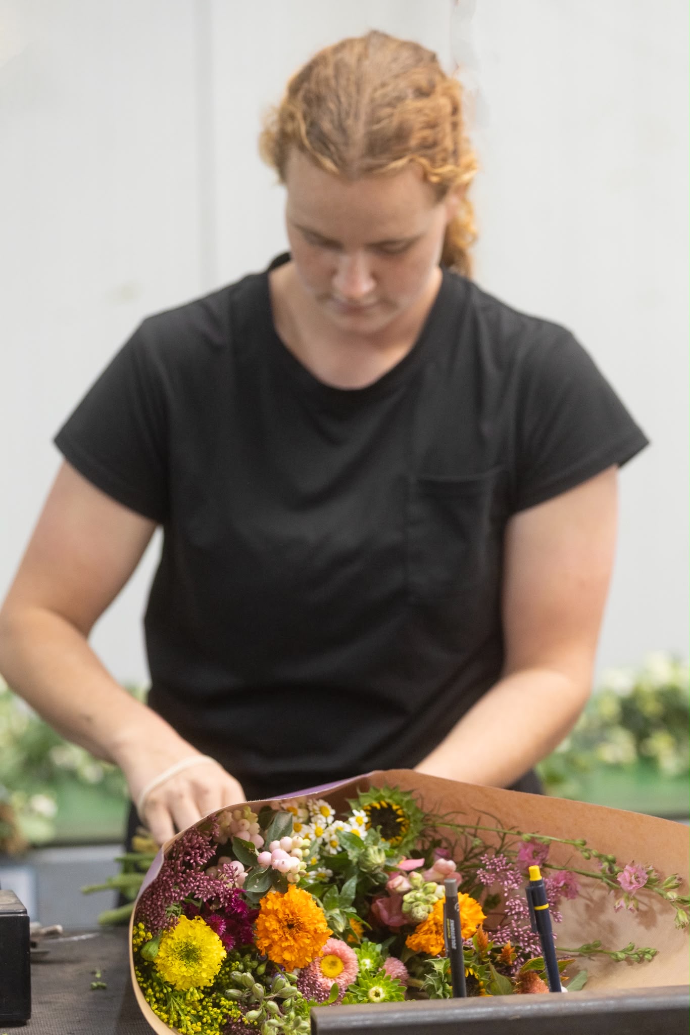 Alida stelt een biologisch boeket samen