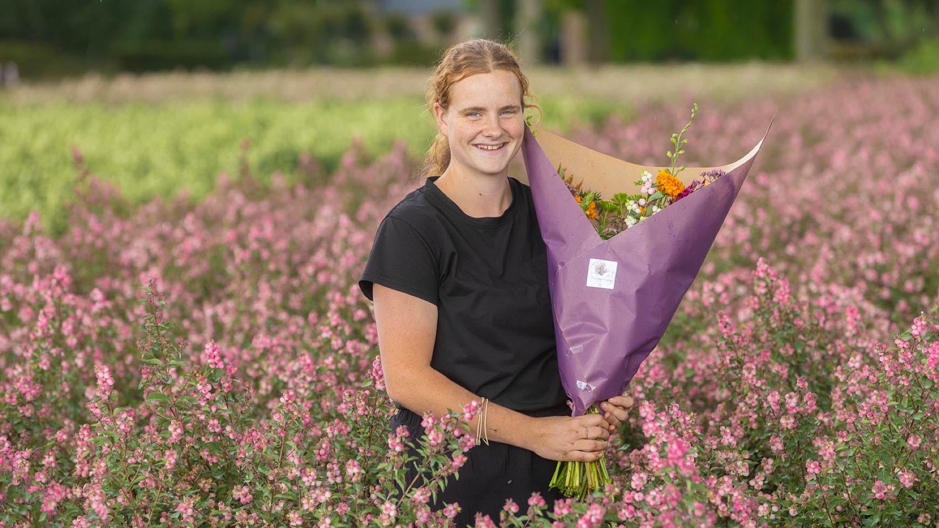 Alida met een Bloemenhofke boeket in het bloemenveld